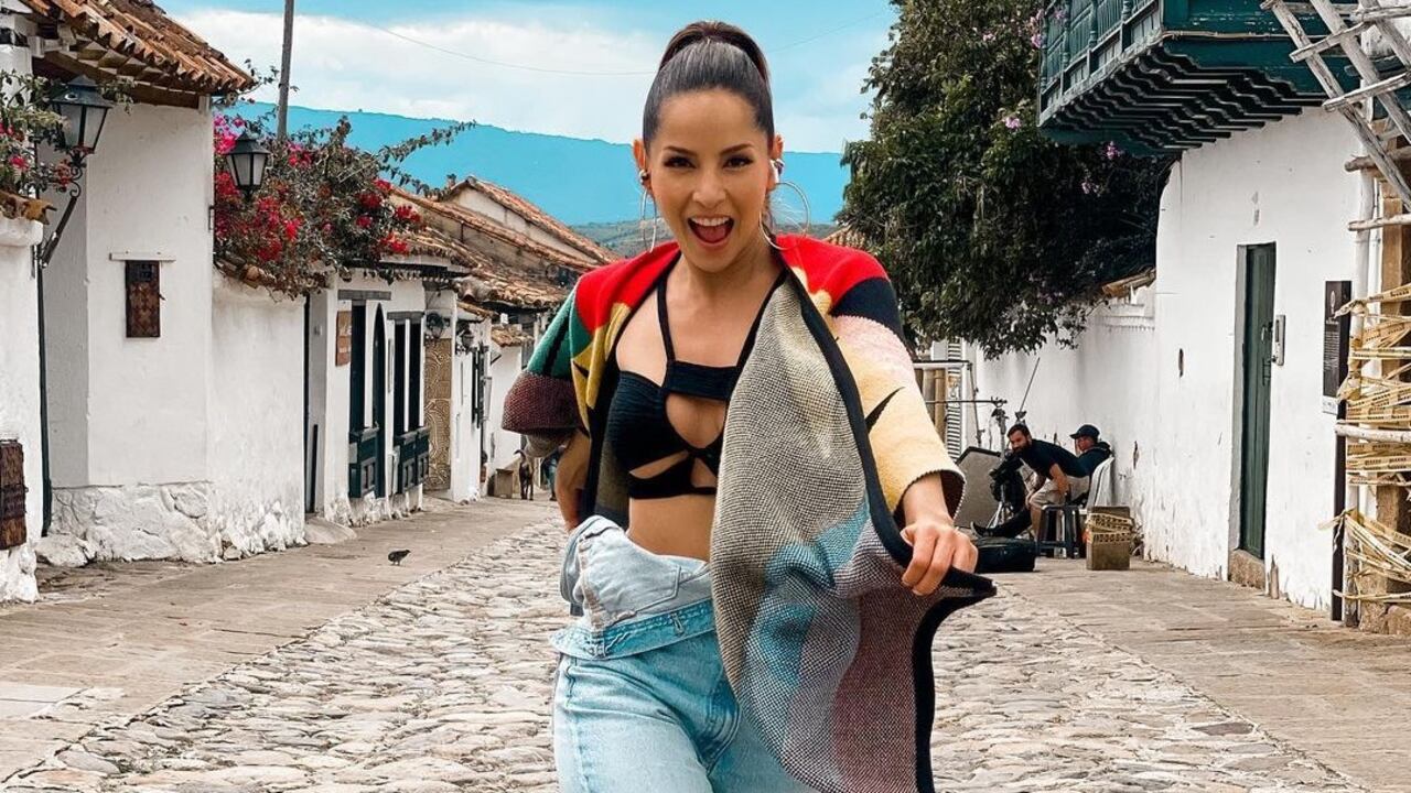 Carmen Villalobos fue vista en una discoteca con un hombre.