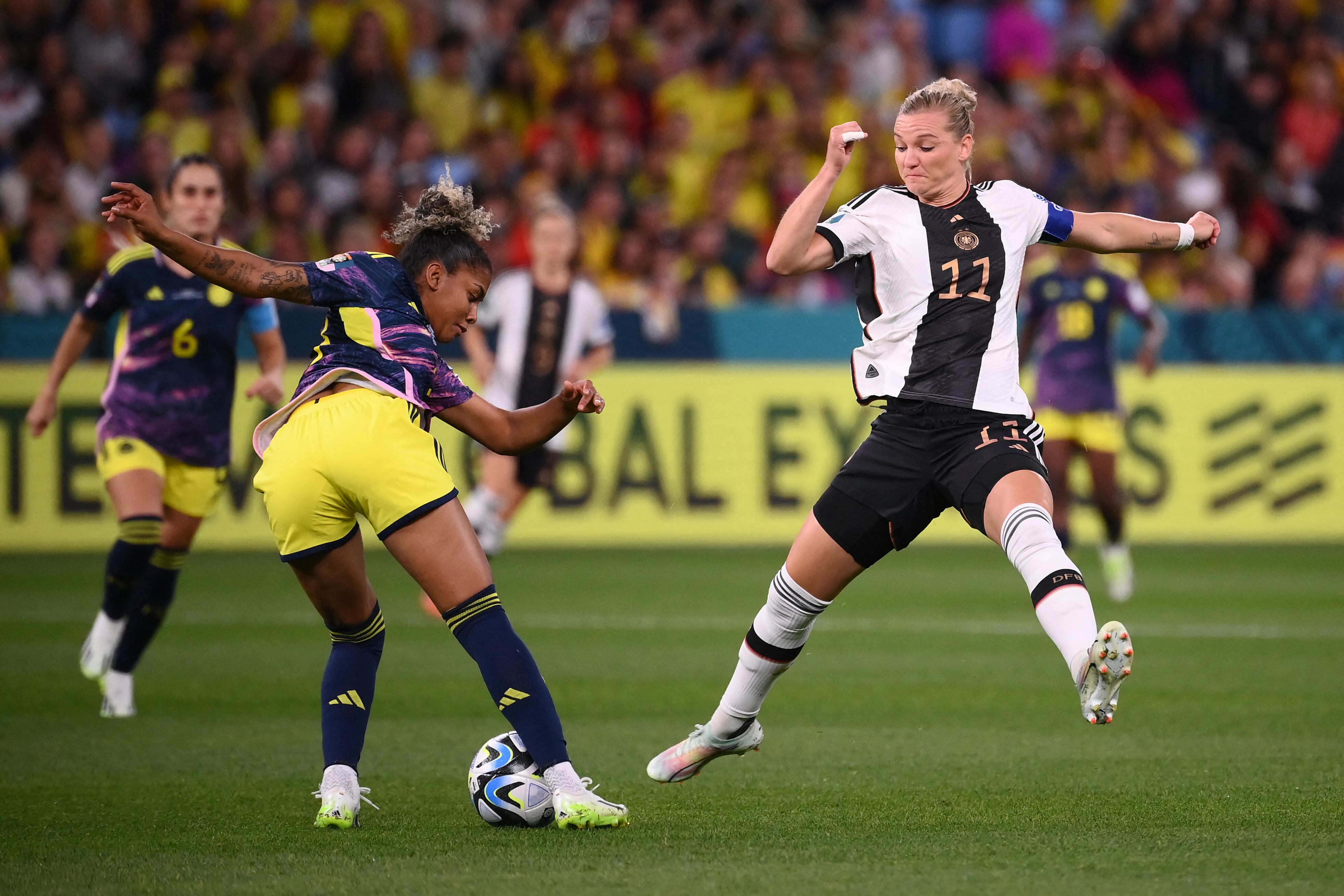 La delantera de Alemania #11 Alexandra Popp (R) lucha por el balón con la mediocampista de Colombia #19 Jorelyn Carabali (L) durante el partido de fútbol del Grupo H de la Copa Mundial Femenina 2023 de Australia y Nueva Zelanda entre Alemania y Colombia en el Estadio de Fútbol de Sydney en Sydney el 30 de julio , 2023. (Foto de FRANCK FIFE / AFP)