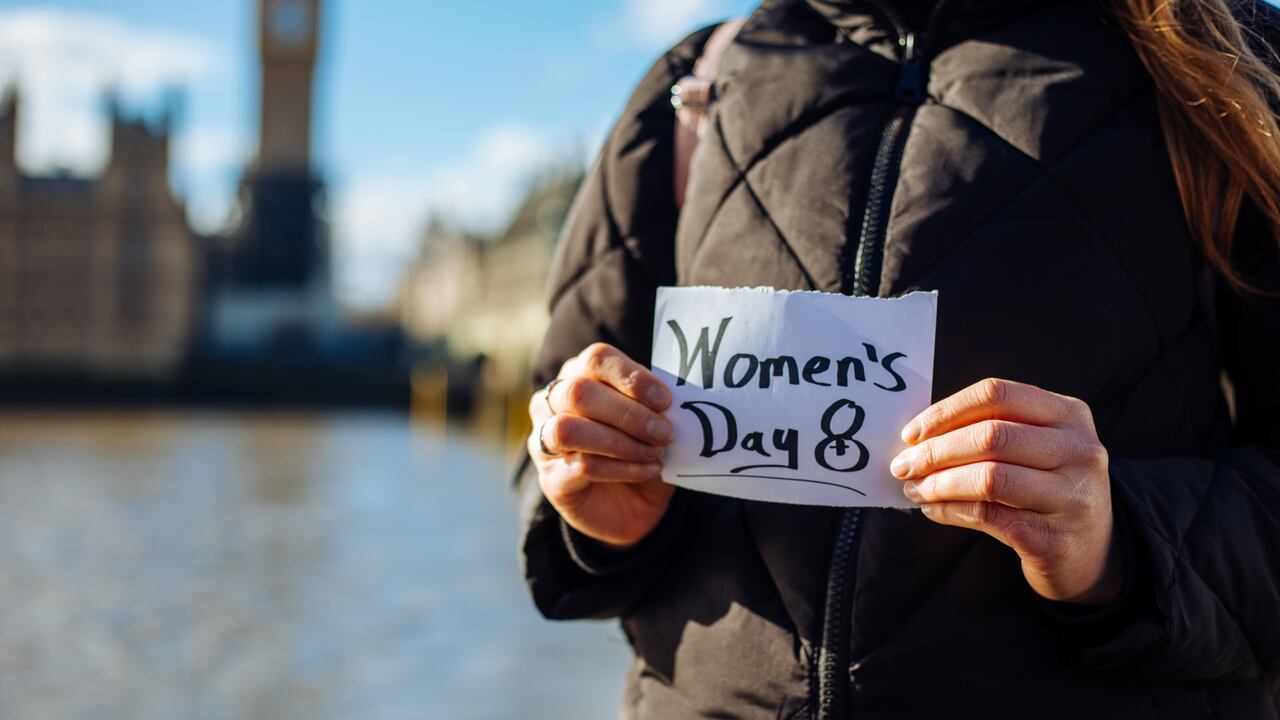 Mundialmente, en esta fecha, defensores de los derechos de la mujer los reconoce y visibiliza a través de diversos tipos de manifestaciones.