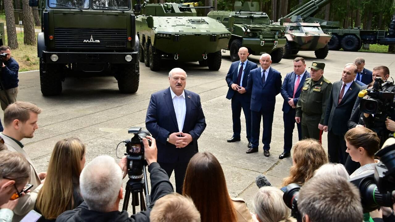 El presidente de Bielorrusia, Alexander Lukashenko, habla con los periodistas durante su visita a un complejo militar-industrial en la región de Minsk, el 13 de junio de 2023.