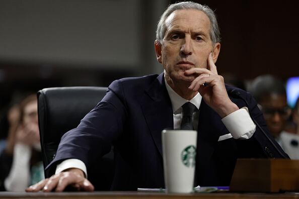 Steve Jobs sorprendió al CEO de Starbucks con una orden extrema: despedir a toda su cúpula directiva.