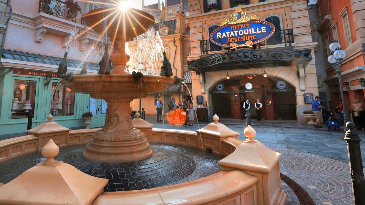 El sol sale sobre el patio en Remy's Ratatouille Adventure en Epcot en Walt Disney World como parte de la celebración del 50 aniversario de Disney World. (Joe Burbank / Orlando Sentinel vía AP)