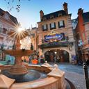 El sol sale sobre el patio en Remy's Ratatouille Adventure en Epcot en Walt Disney World como parte de la celebración del 50 aniversario de Disney World. (Joe Burbank / Orlando Sentinel vía AP)