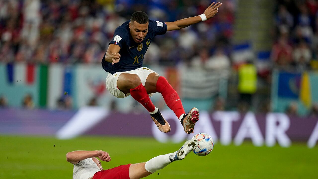 Kylian Mbappé, de Francia (arriba) y Rasmus Kristensen, de Dinamarca, luchan por el balón durante el partido de fútbol del grupo D de la Copa Mundial entre Francia y Dinamarca, en el Estadio 974 en Doha, Qatar, el sábado 26 de noviembre de 2022.