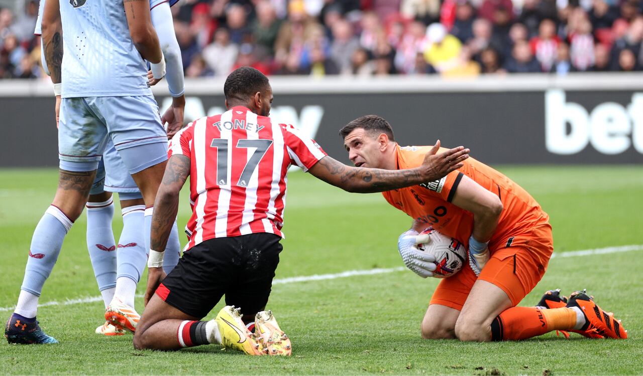 'Dibu' Martínez, reconocido golero argentino salió del campo por inusual razón.