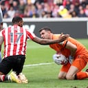 'Dibu' Martínez, reconocido golero argentino salió del campo por inusual razón.