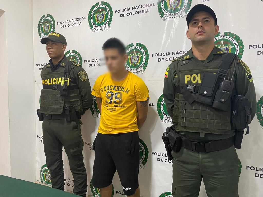 El capturado intimidó a la víctima con arma de fuego.