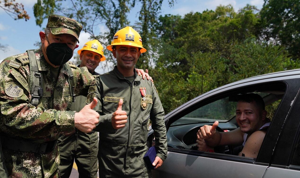 El Ejército les hizo un reconocimiento a los 40 soldados mediante la imposición de la medalla Fe en la Causa. Foto: Ejército Nacional