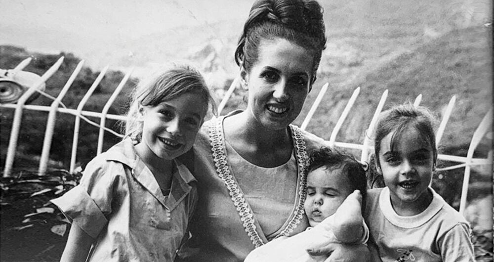 Amparo Molina y María Fernanda, en sus brazos. La madre enseñó a la hija el culto por la belleza.