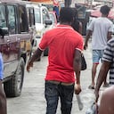 Archivo. La gente recibe machetes del líder comunitario Nertil Marcelin (30) como parte de una iniciativa para resistir a las pandillas y apoderarse de sus vecindarios en el distrito de Delmas en Puerto Príncipe, Haití, el 16 de mayo de 2023. (Foto de Guerinault Louis/Agencia Anadolu vía Getty Images)