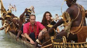 El príncipe Guillermo y su esposa Kate, llegan a Tavanipupu, Islas Salomón, en una tradicional canoa.