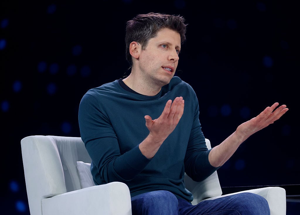 Altman señaló que la dinámica digital actual genera una experiencia artificial y confusa.