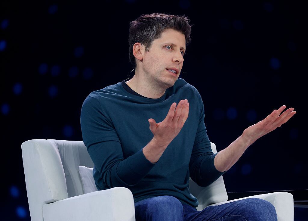 Altman señaló que la dinámica digital actual genera una experiencia artificial y confusa.