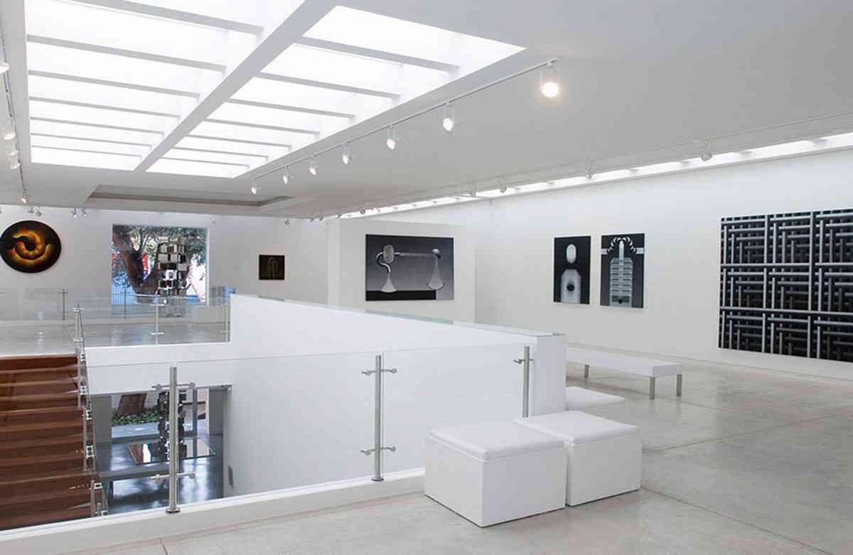 Galería La Cometa: Si ya conoce la oferta de los museos de la ciudad, las galerías son otra alternativa para acercarse a los artistas y su obra. La Cometa es una de las más importantes de la ciudad, donde desde 2001 han expuesto trabajos de grandes maestros como Alejandro Obregón o Enrique Grau, y también de talentos emergentes.  Actualmente está en sala "Punto de Fusión", un trabajo de Andrés Layos que explora el carbón como esencia de la vida. Está ubicada en la Carrera 10 No. 94 A-25. Foto: galerialacometa.com