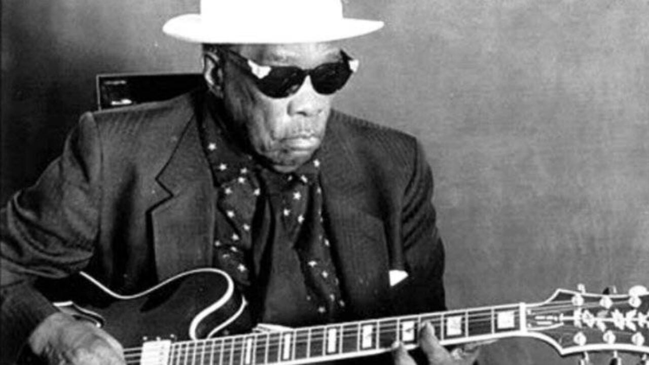 John Lee Hooker ( 1917-2001) fue un cantante y guitarrista pionero del blues estadounidense.