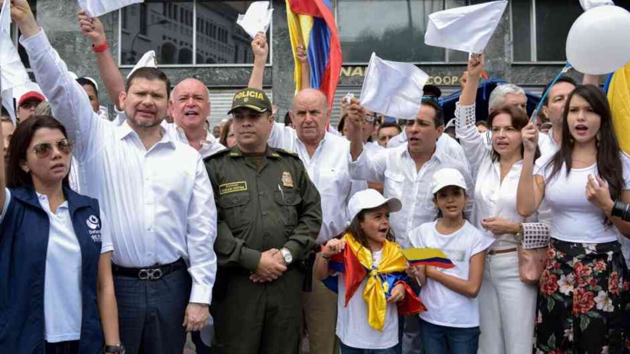 Durante el plantón por la paz en Cali, fue posible ver unidos en un mismo propósito a dirigentes políticos contradictores. En la imagen se observa al alcalde Maurice Armitage junto al senador del Polo, Alexánder López Maya.