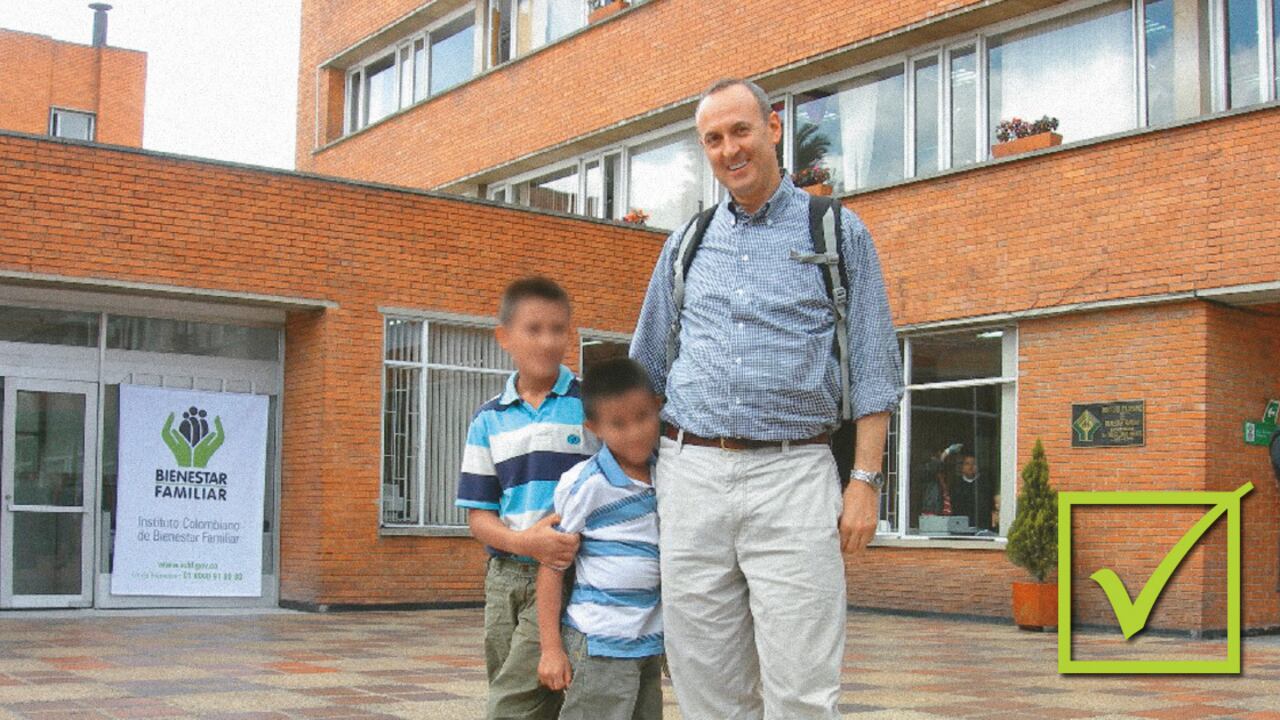 La corte avaló en 2011 la adopción que hizo el periodista norteamericano Chandler Burr. EL ICBF le habia quitado sus dos niños cuando hizo público que era homosexual.