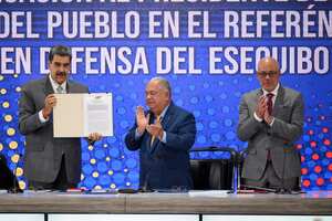 El Presidente de Venezuela, Nicolás Maduro, el Rector del Consejo Nacional Electoral, Elvis Amoroso, y el Presidente de la Asamblea Nacional, Jorge Rodríguez, muestran el acta de notificación del referéndum durante una conferencia de prensa el día después de que los venezolanos votaron en el referéndum sobre el conflicto fronterizo con el país vecino Guyana sobre la potencial región del Esequibo, rica en petróleo, el 4 de diciembre de 2023 en Caracas, Venezuela.