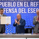 El Presidente de Venezuela, Nicolás Maduro, el Rector del Consejo Nacional Electoral, Elvis Amoroso, y el Presidente de la Asamblea Nacional, Jorge Rodríguez, muestran el acta de notificación del referéndum durante una conferencia de prensa el día después de que los venezolanos votaron en el referéndum sobre el conflicto fronterizo con el país vecino Guyana sobre la potencial región del Esequibo, rica en petróleo, el 4 de diciembre de 2023 en Caracas, Venezuela.