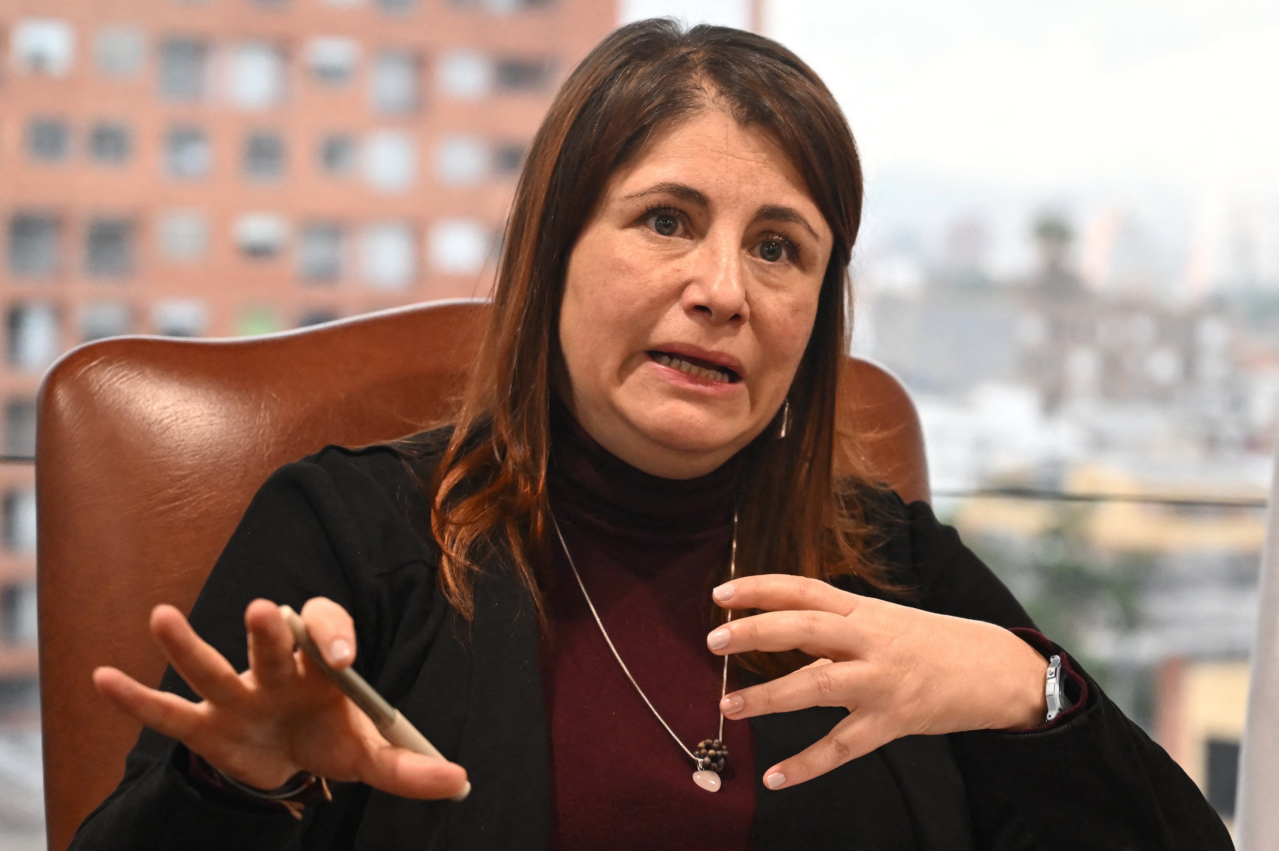 La Defensora del Pueblo de Colombia, Iris Marín Ortiz, gesticula mientras habla durante una entrevista con AFP en la sede de la Defensoría en Bogotá el 6 de octubre de 2025.