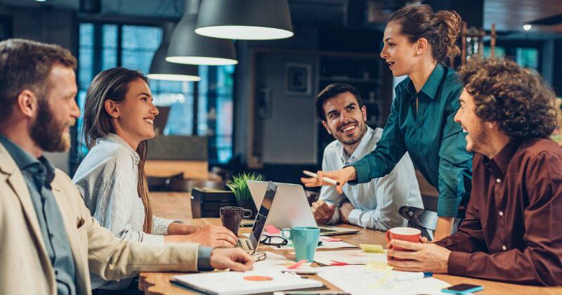 Los líderes deben ser capaces de pensar a largo y mediano plazo, así mismo, desarrollar estrategias efectivas para el crecimiento y el éxito del equipo.  IStock