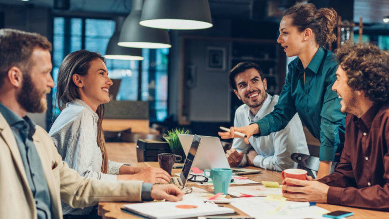 Los líderes deben ser capaces de pensar a largo y mediano plazo, así mismo, desarrollar estrategias efectivas para el crecimiento y el éxito del equipo. IStock