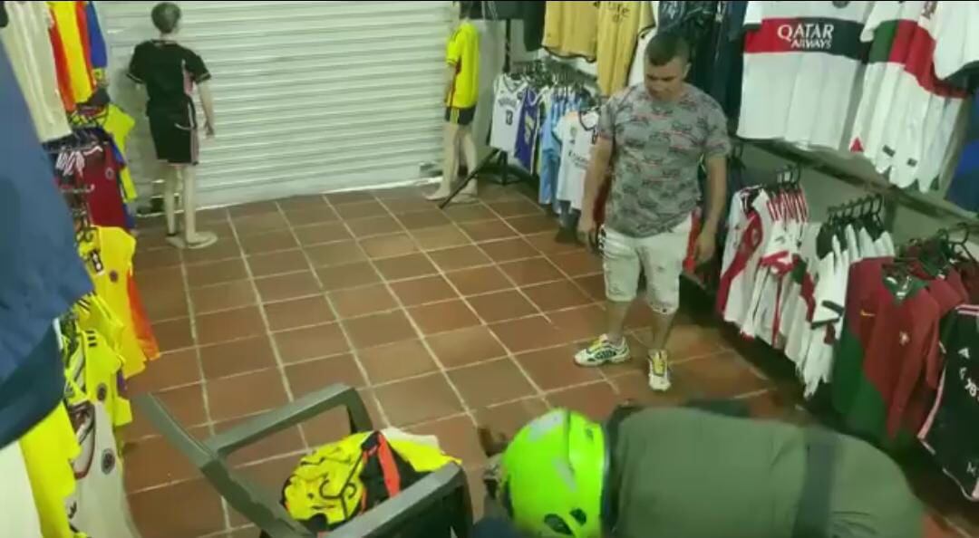 Los presuntos delincuentes fueron capturados, pero la Policía Metropolitana de Cali indicó que no se han recibido denuncias de este hurto y que el video es falso.