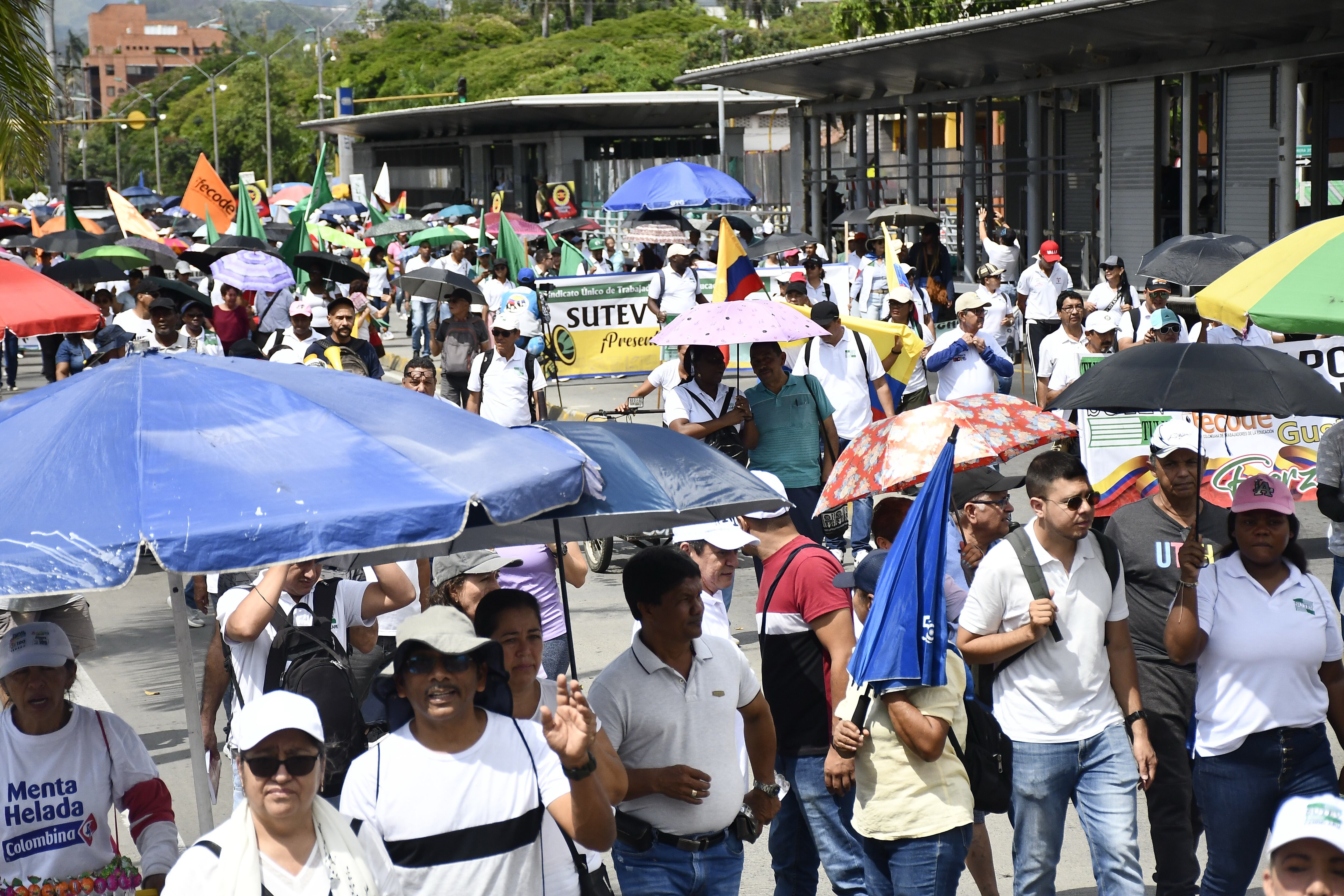 Cali: Marcha y plantón de manifestantes en conmemoración al  día de las víctimas y en apoyo de las reformas del gobierno del presidente  Gustavo Petro.