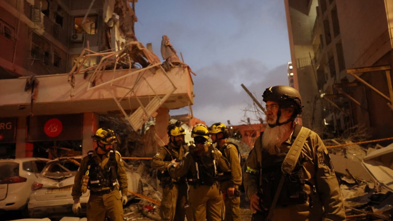 Los socorristas trabajan junto a un edificio dañado tras el ataque de un misil iraní en la ciudad israelí de Bat Yam, al sur de Tel Aviv, la madrugada del 15 de junio de 2025. Las sirenas y explosiones antiaéreas sonaron en Jerusalén y Tel Aviv la madrugada del 15 de junio, informaron periodistas de la AFP, mientras Israel e Irán intercambiaban disparos por tercer día consecutivo. (Photo by Jack GUEZ / AFP)