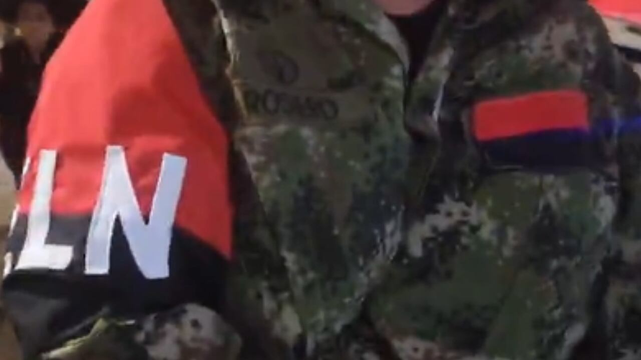 La mujer usaba un uniforme con varios emblemas del ELN.