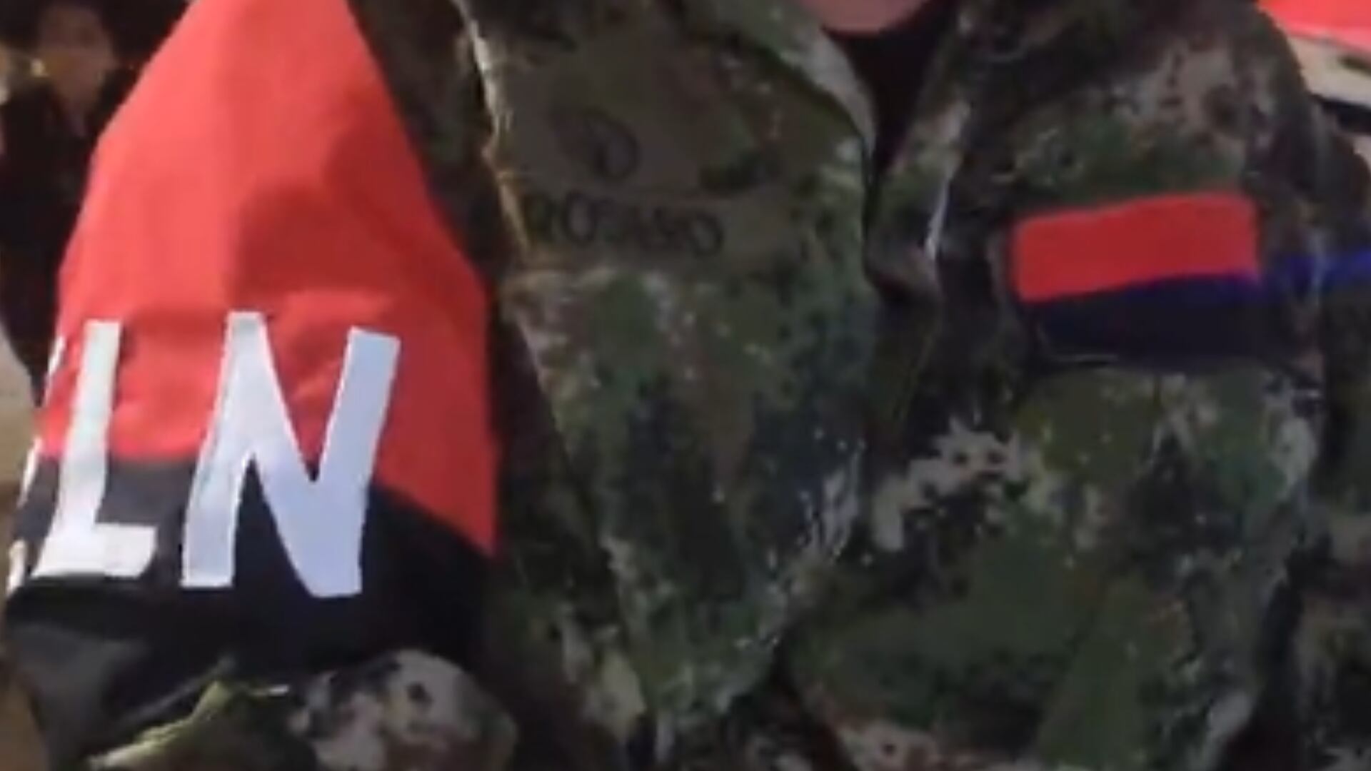La mujer usaba un uniforme con varios emblemas del ELN.