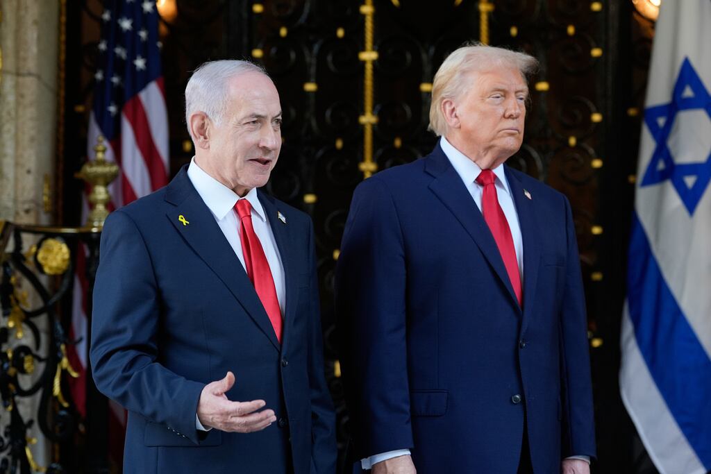 El primer ministro israelí, Benjamin Netanyahu, habla con la prensa mientras el presidente Donald Trump escucha en el club Mar-a-Lago, el lunes 29 de diciembre de 2025, en Palm Beach, Florida. (Foto AP/Alex Brandon)