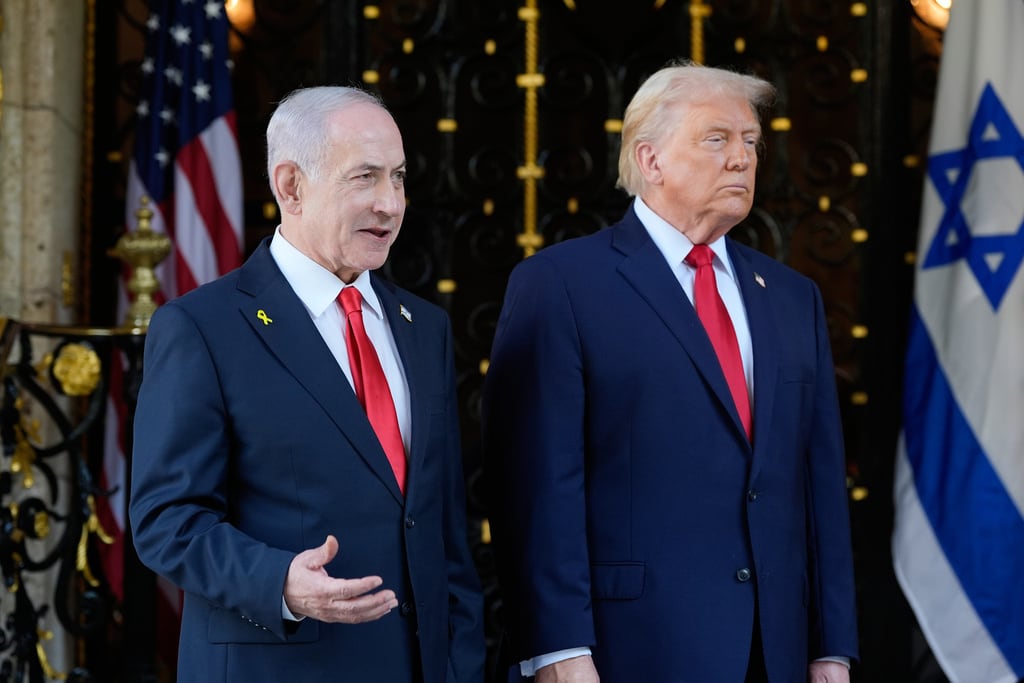 El primer ministro israelí, Benjamin Netanyahu, habla con la prensa mientras el presidente Donald Trump escucha en el club Mar-a-Lago, el lunes 29 de diciembre de 2025, en Palm Beach, Florida. (Foto AP/Alex Brandon)