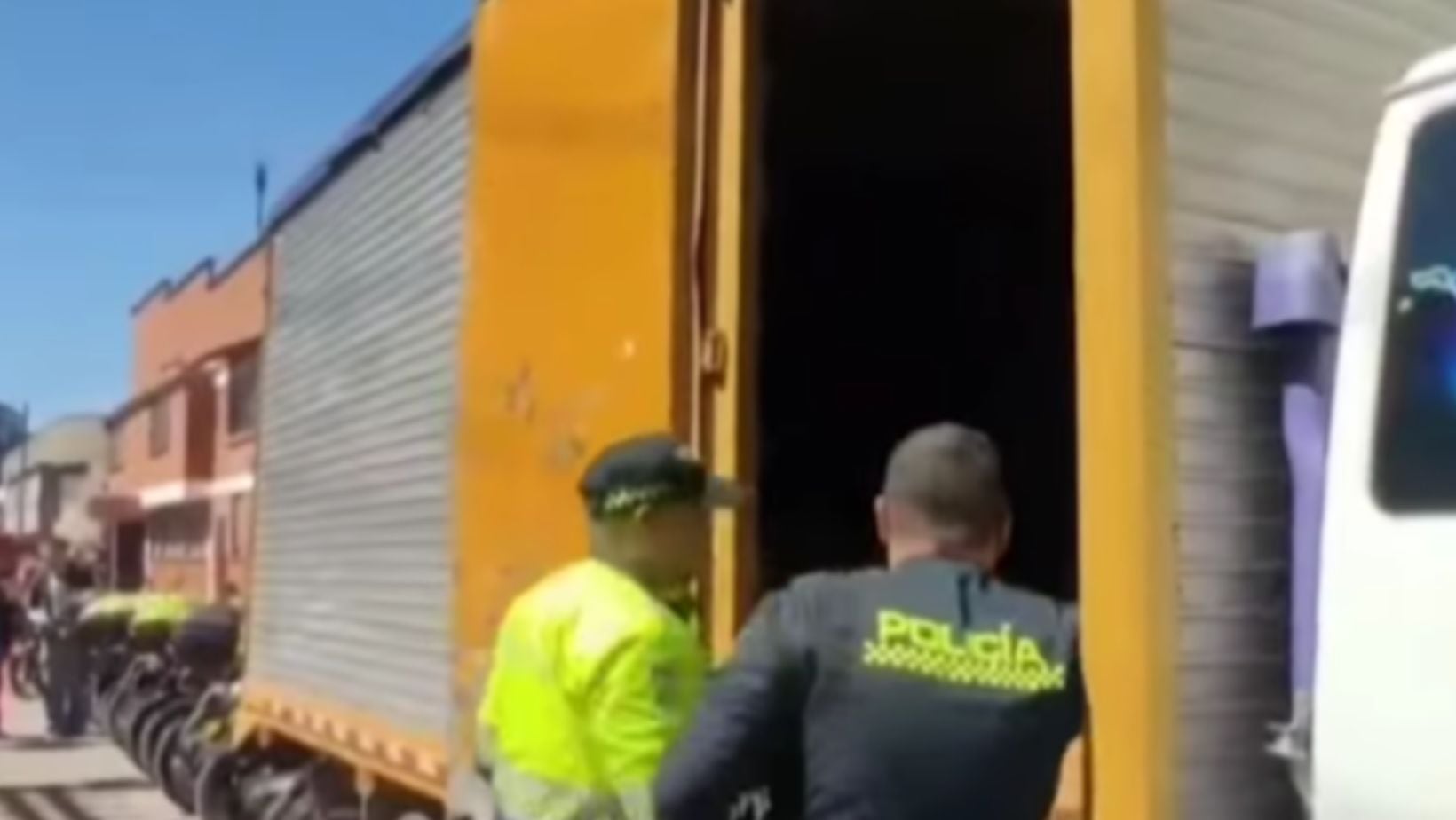 Policía frustra millonario robo en Bogotá; el objetivo de los delincuentes eran patinetas eléctricas y bicicletas