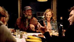 En esta imagen difundida por Apple TV+, Troy Kotsur, a la izquierda, y Marlee Matlin en una escena de "CODA". (Apple TV+ vía AP)