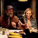 En esta imagen difundida por Apple TV+, Troy Kotsur, a la izquierda, y Marlee Matlin en una escena de "CODA". (Apple TV+ vía AP)