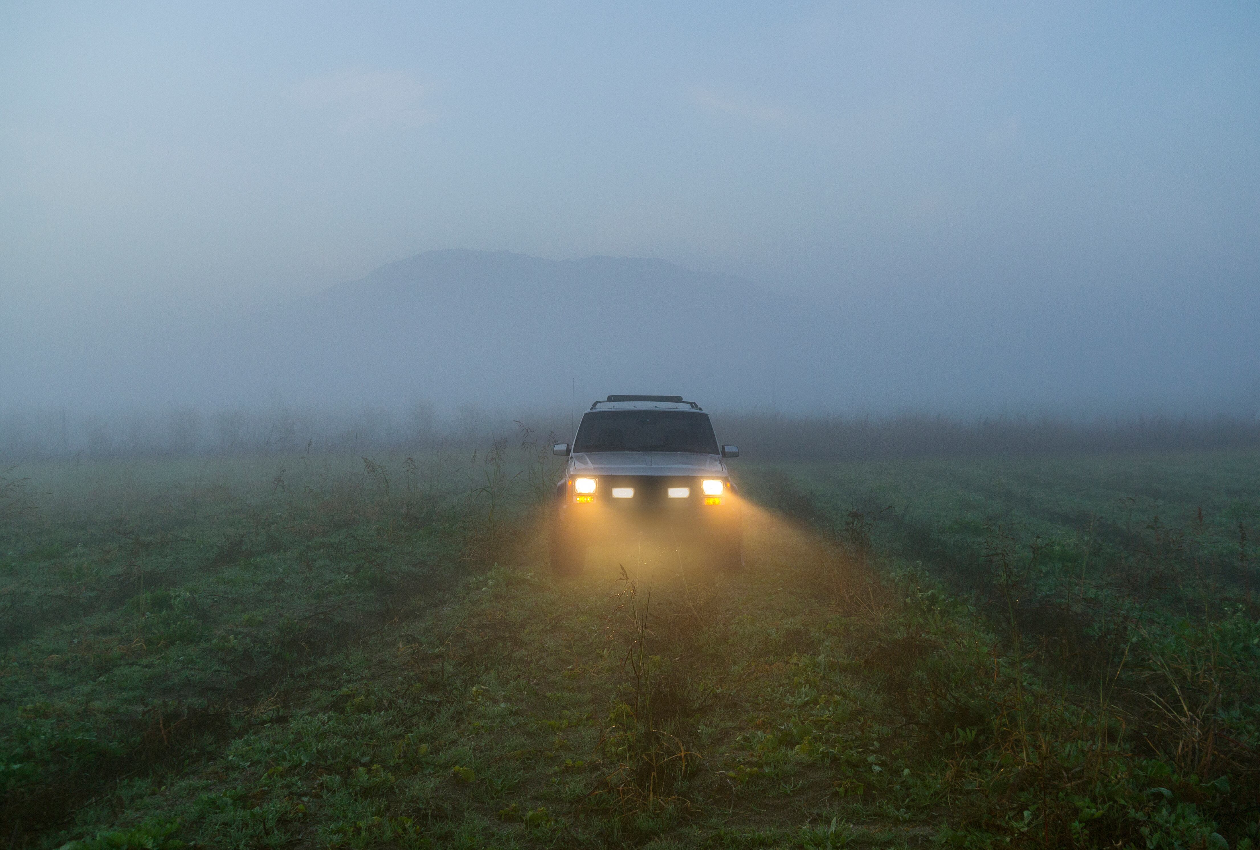 Modificar las luces de un carro aumenta la posibilidad de accidentes en la carretera.