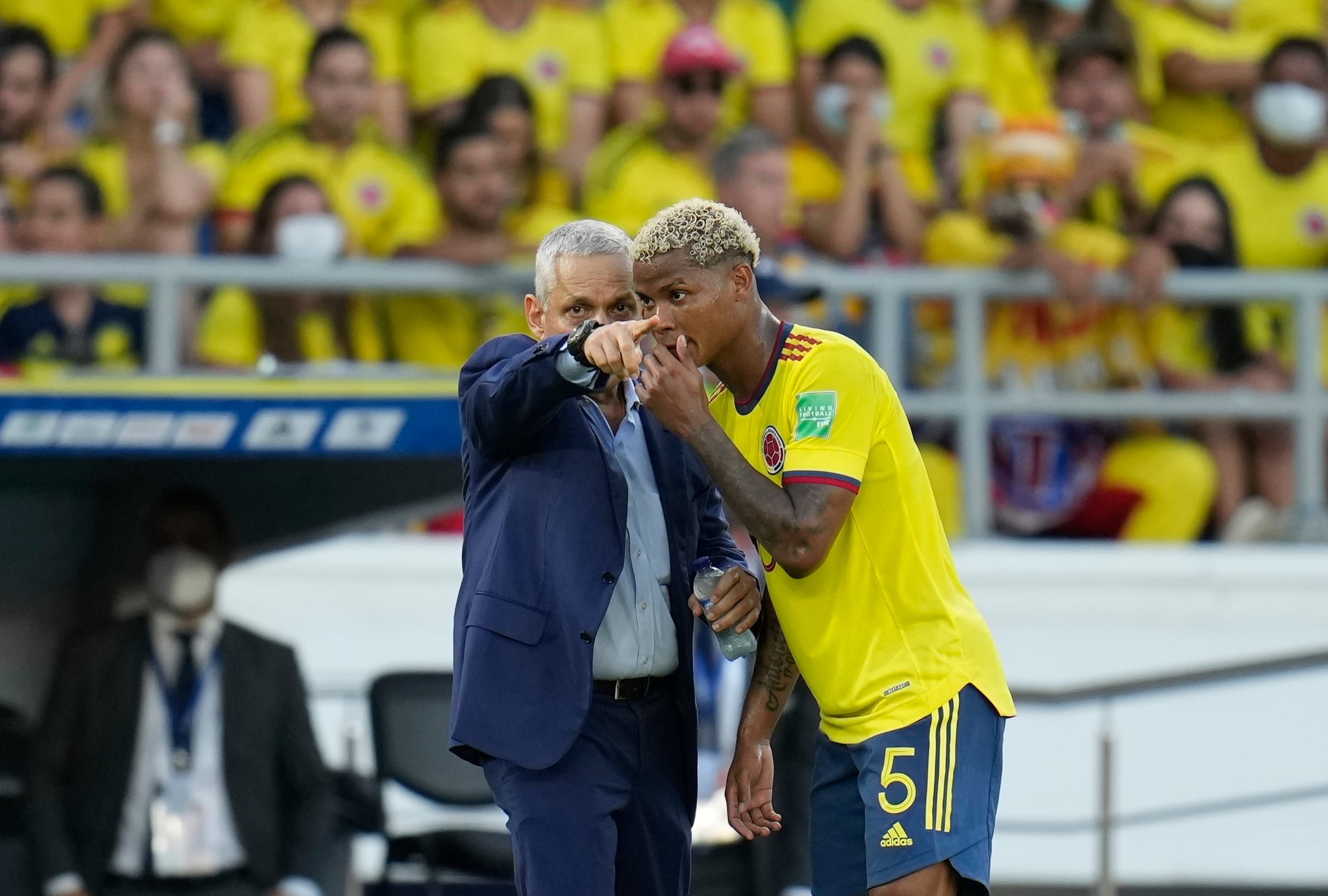 Colombia's coach Reinaldo Rueda gives direction to his player Colombia's Wilmar Barrios during a qualifying soccer match against Peru for the FIFA World Cup Qatar 2022 at Roberto Melendez stadium in Barranquilla, Colombia, Friday, Jan. 28, 2022. (AP Photo/Fernando Vergara)