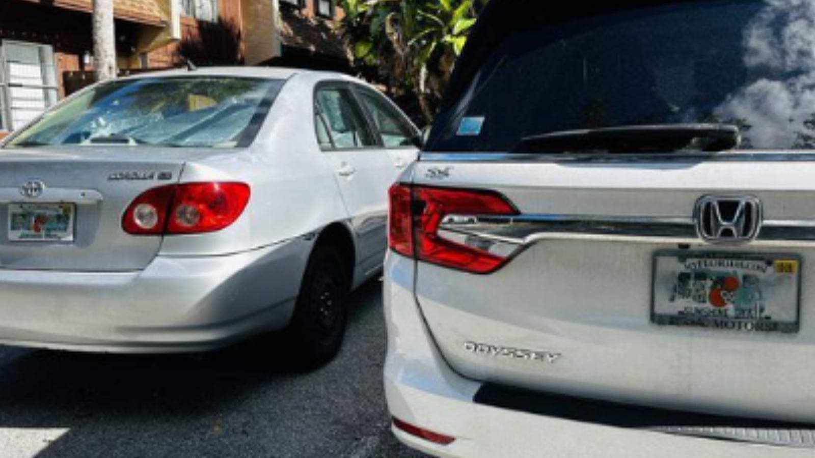 A partir de 2026, las nuevas normas de Florida exigen que las matrículas de todos los vehículos sean totalmente visibles. Cualquier obstrucción, incluso con marcos o cubiertas, puede generar multas de miles de dólares y cargos penales.