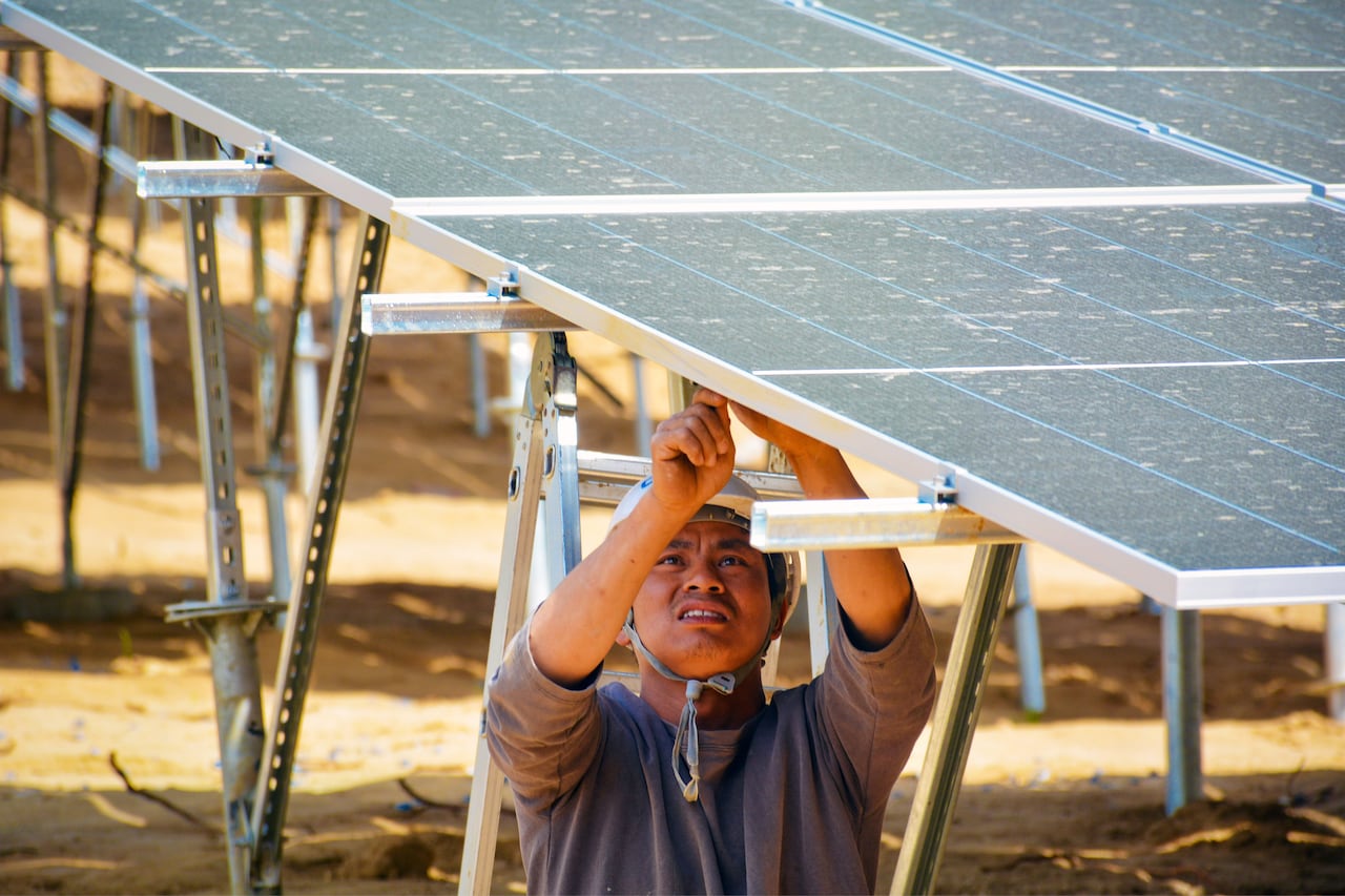 Un trabajador instala un panel solar chino. Imagen de referencia