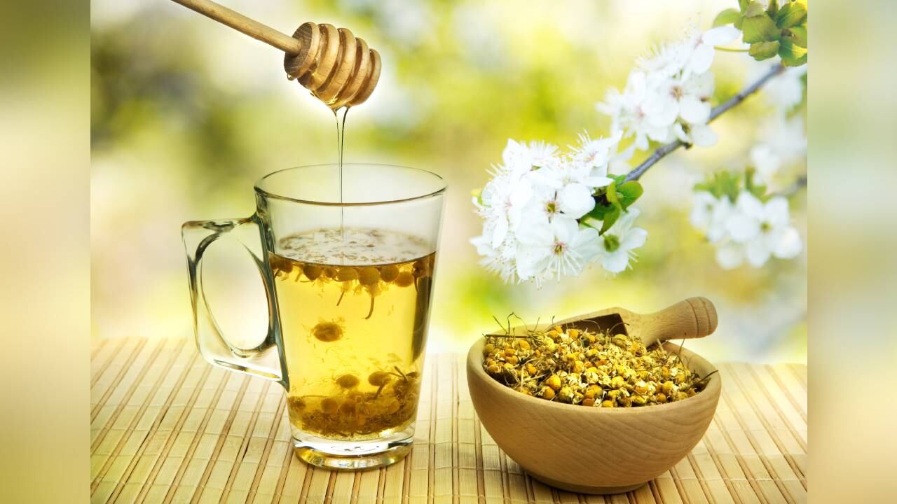 La infusión de manzanilla contiene propiedades antiinflamatorias. Foto: GettyImages.