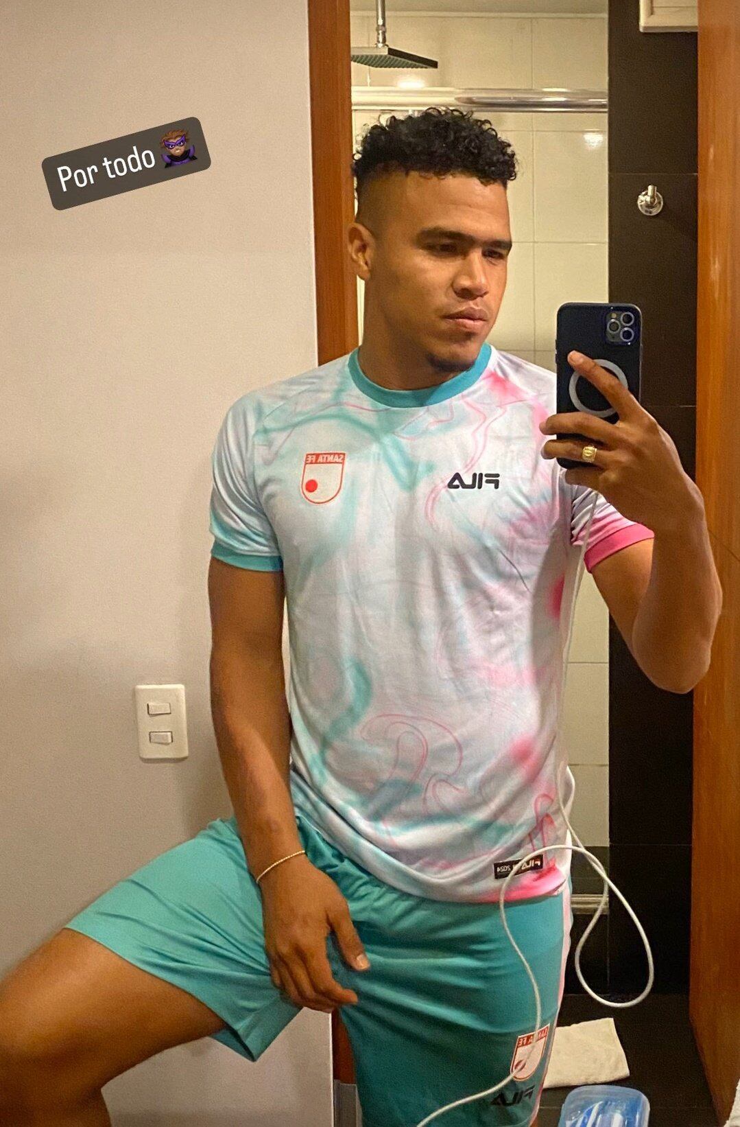 Ivan Scarpeta luciendo la nueva camiseta de entrenamiento de Independiente Santa Fe