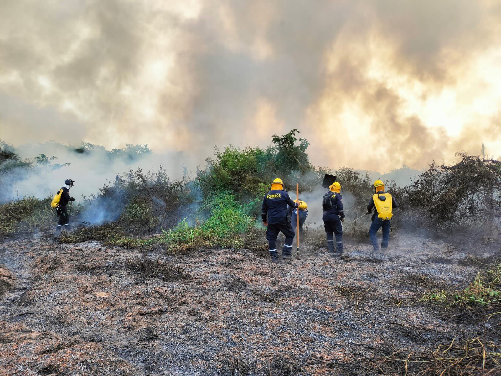 Los organismos de emergencia piden ayuda aérea.