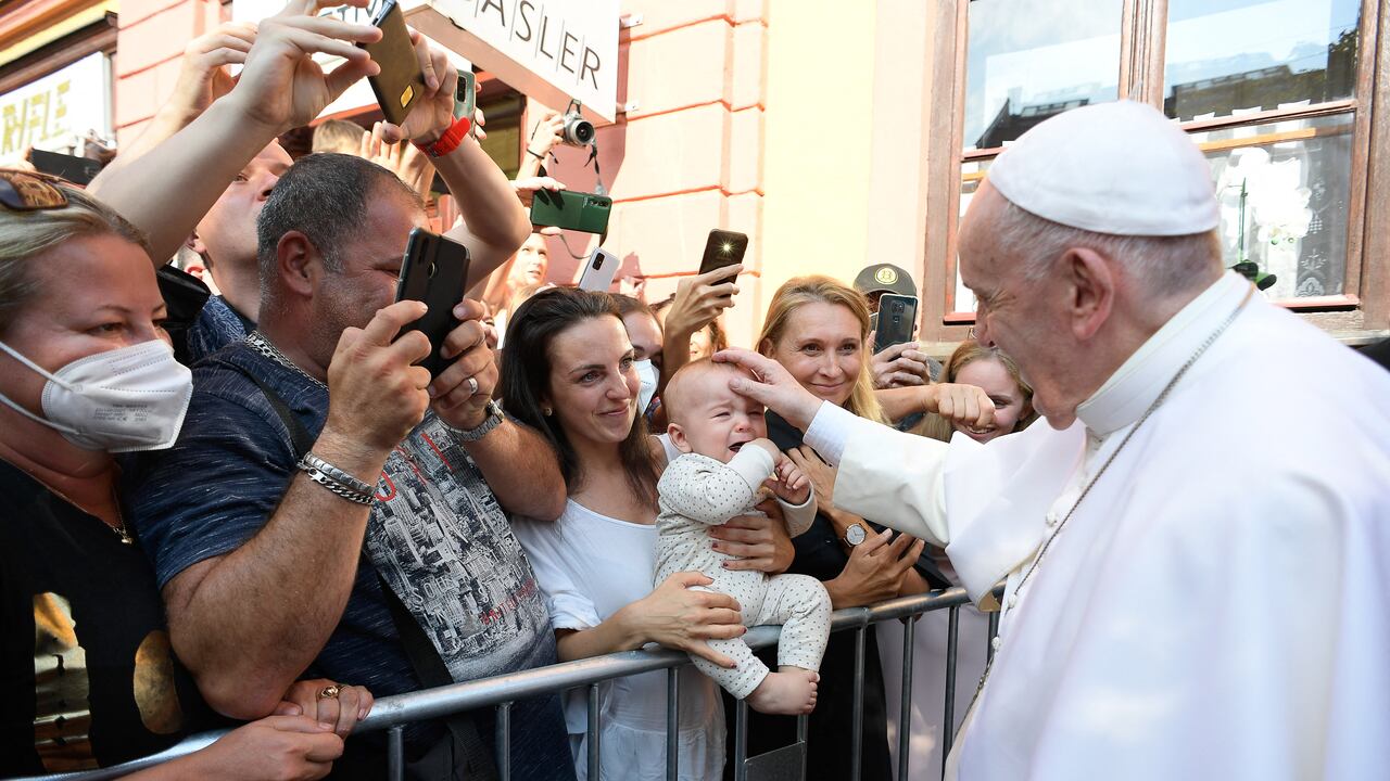 Esta foto del folleto tomada y proporcionada por la oficina de prensa del Vaticano, Vatican Media, el 14 de septiembre de 2021 muestra al Papa Francisco saludando a un niño durante una visita al distrito Lunik IX en Kosice, que alberga la comunidad más grande de romaníes en Eslovaquia. - El Papa se encuentra en una visita de cuatro días a Eslovaquia, donde se reunirá con sobrevivientes del Holocausto y miembros de la comunidad romaní. (Foto por Handout / VATICAN MEDIA / AFP) / RESTRINGIDO AL USO EDITORIAL - CRÉDITO OBLIGATORIO "AFP PHOTO / VATICAN MEDIA" - SIN COMERCIALIZACIÓN - SIN CAMPAÑAS DE PUBLICIDAD - DISTRIBUIDO COMO SERVICIO A LOS CLIENTES