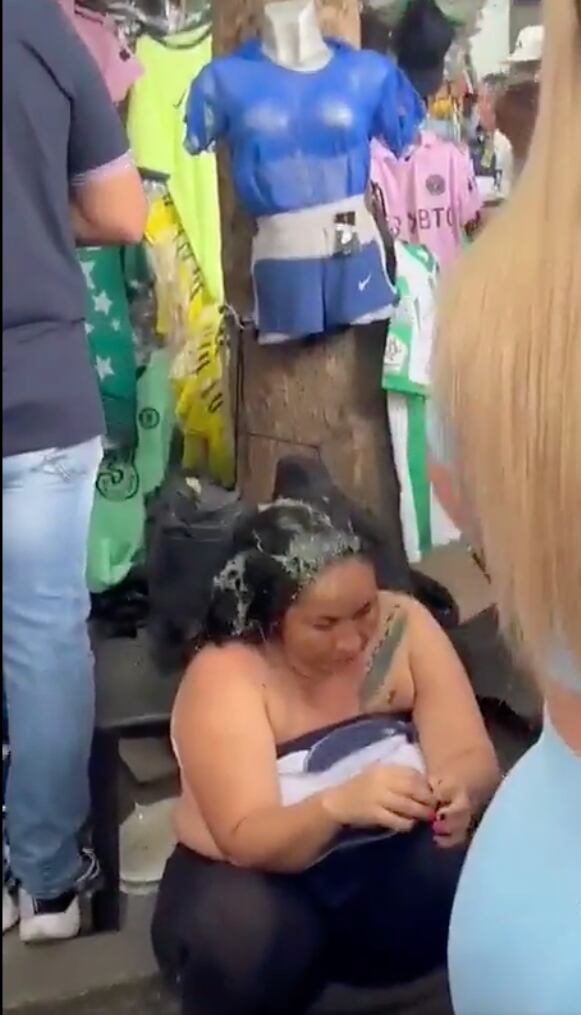 La presunta ladrona habría sido sorprendida por los comerciantes del popular sector de El Hueco.