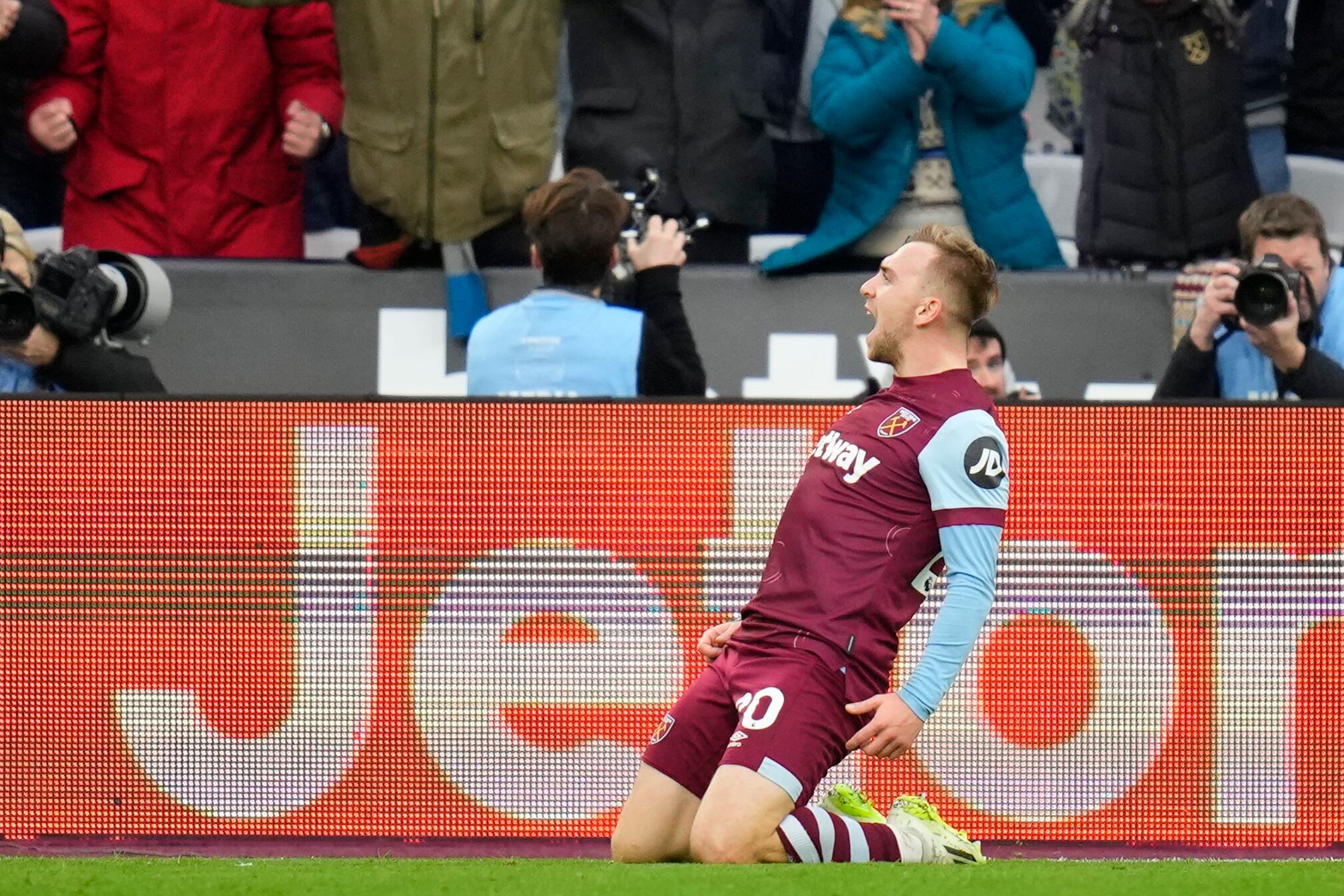 Jarrod Bowen del West Ham celebra tras anotar el primer gol de su equipo en el encuentro ante el Manchester United en la Liga Premier el sábado 23 de diciembre del 2023. (AP Foto/Kirsty Wigglesworth)