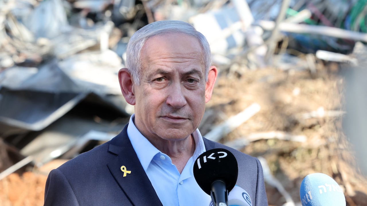 El primer ministro de Israel, Benjamin Netanyahu, entregó una declaración durante una visita al sitio del Instituto de Ciencias Weizmann, que fue alcanzado por un bombardeo de misiles iraníes, en la ciudad de Rehovot.