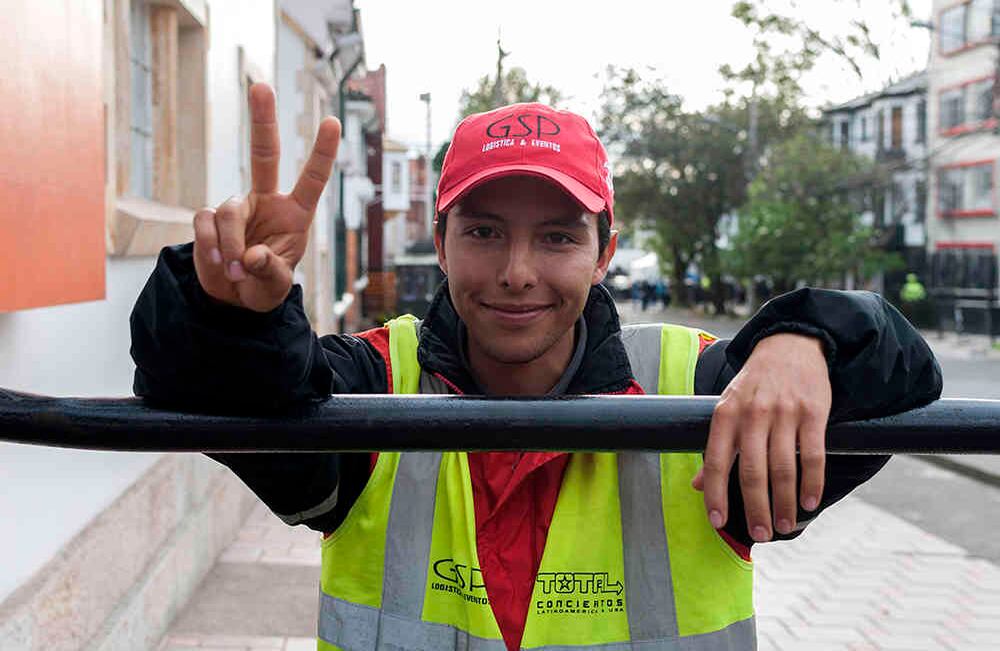 Sebastián Torres.23 años. Asesor en logística. Foto / Semana Danilo Cangucu “Nosotros nos encargamos de orientar a las personas sobre lo que se puede y no puede hacer cerca del recinto o de donde pueden ver llegar al Papa. Al principio yo no tenía nada de curiosidad de ver al Papa, luego vino mucha gente que dijo que sentí amor y una paz cuando lo veían, vi la alegría de la gente, el apego y me asomé cuando llegó Francisco. Y si, uno siente la tranquilidad del señor”.