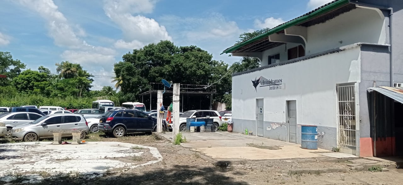 Este es el parqueadero, en Montería. En la foto se puede ver que aún están los carros.