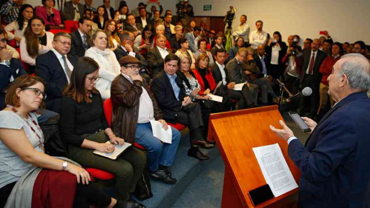 El movimiento Defendamos la Paz está conformado por varios líderes polìticos, académicos, escritores y activistas